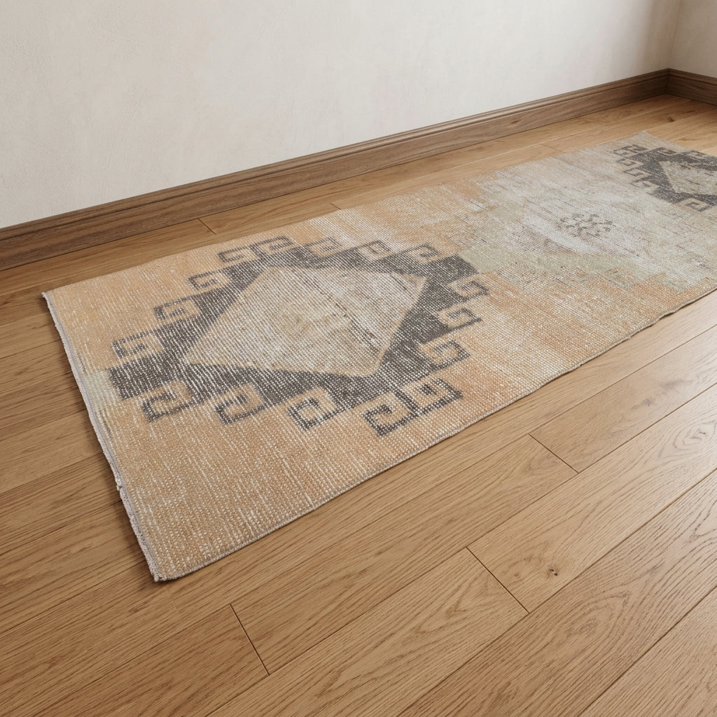 Geometric pattern on the Pelagomene vintage runner rug – handmade in Anatolia, Turkey