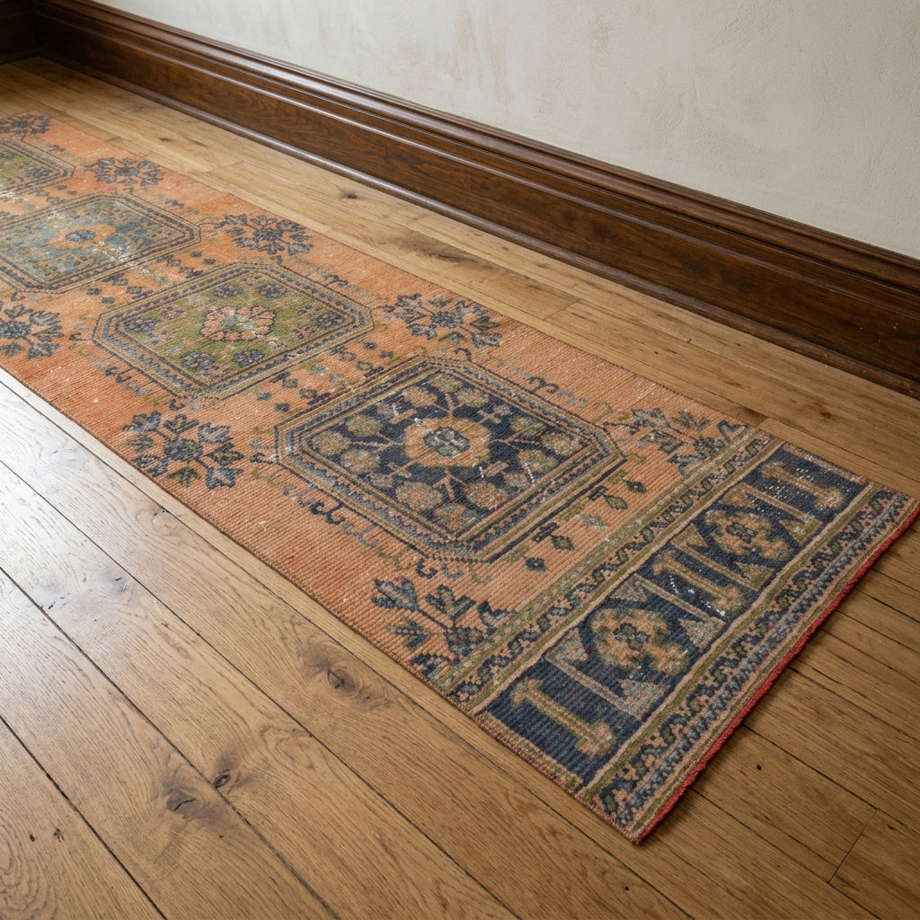 Floral pattern on the Papatyasema vintage runner rug – handmade in Anatolia, Turkey