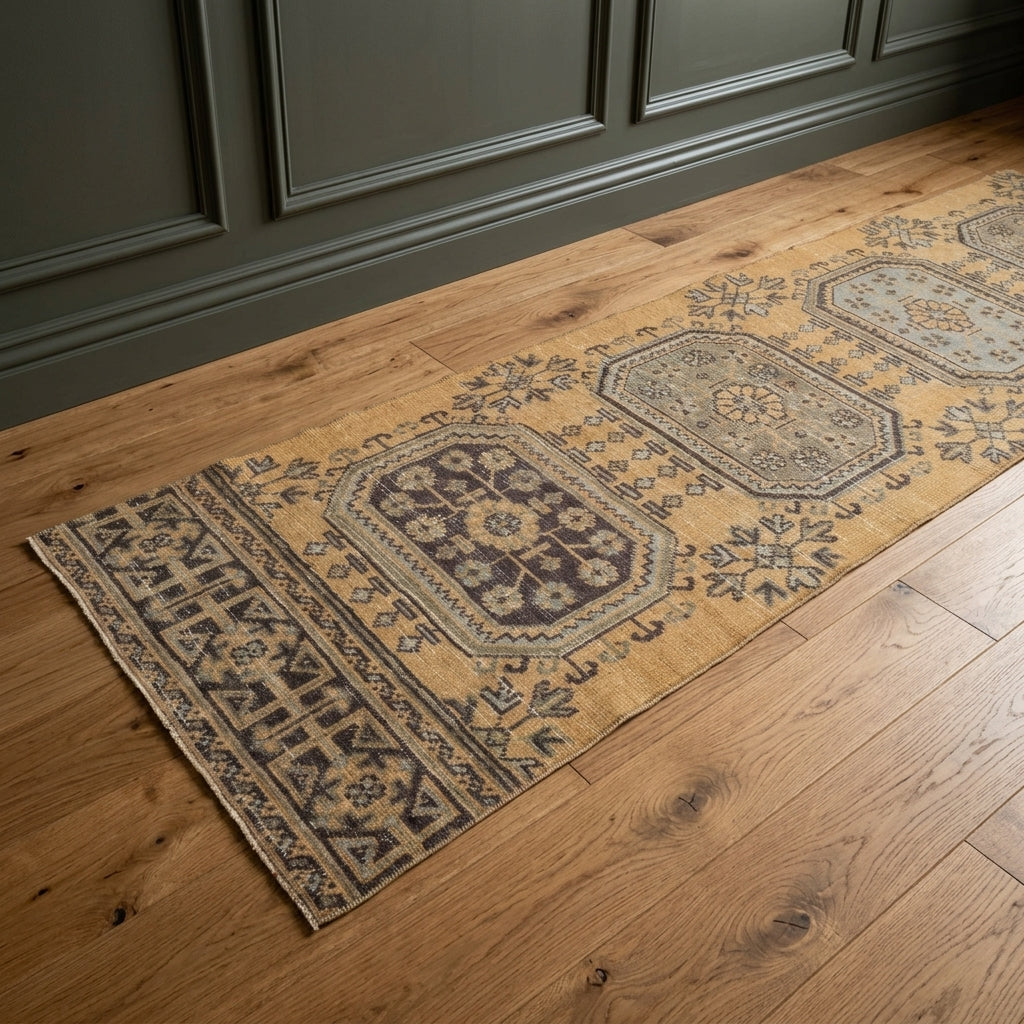 Floral pattern on the Ozlemnur vintage runner rug – handmade in Anatolia, Turkey