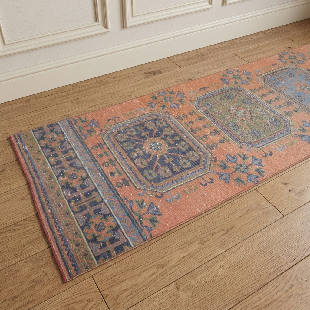 Floral pattern on the Okeanokome vintage runner rug – handmade in Anatolia, Turkey