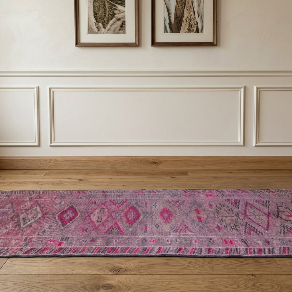 Geometric pattern on the Nesrinter vintage runner rug – handmade in Anatolia, Turkey