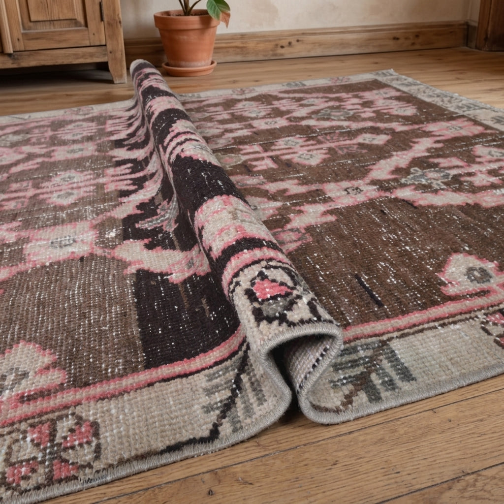 Ikat pattern on the Nergister vintage runner rug – handmade in Anatolia, Turkey