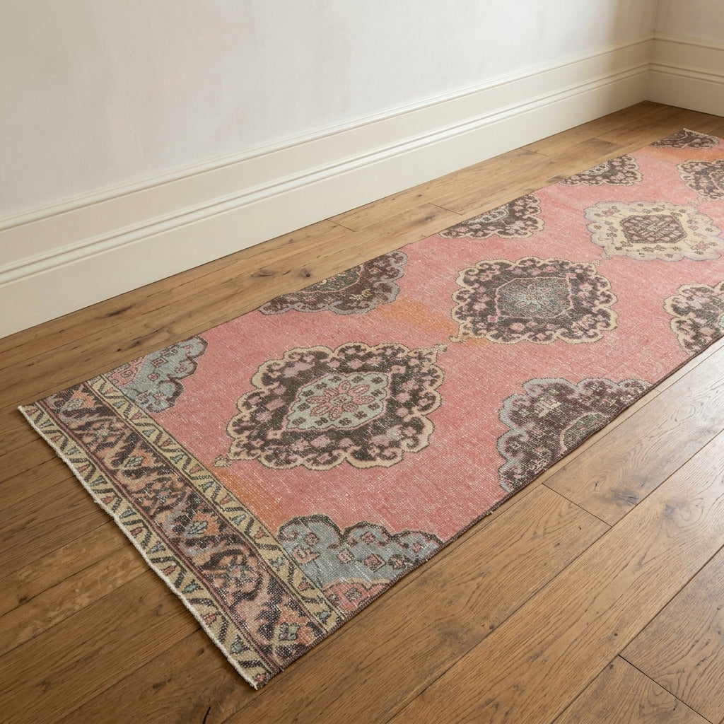 Oriental pattern on the Nephesela vintage runner rug – handmade in Anatolia, Turkey
