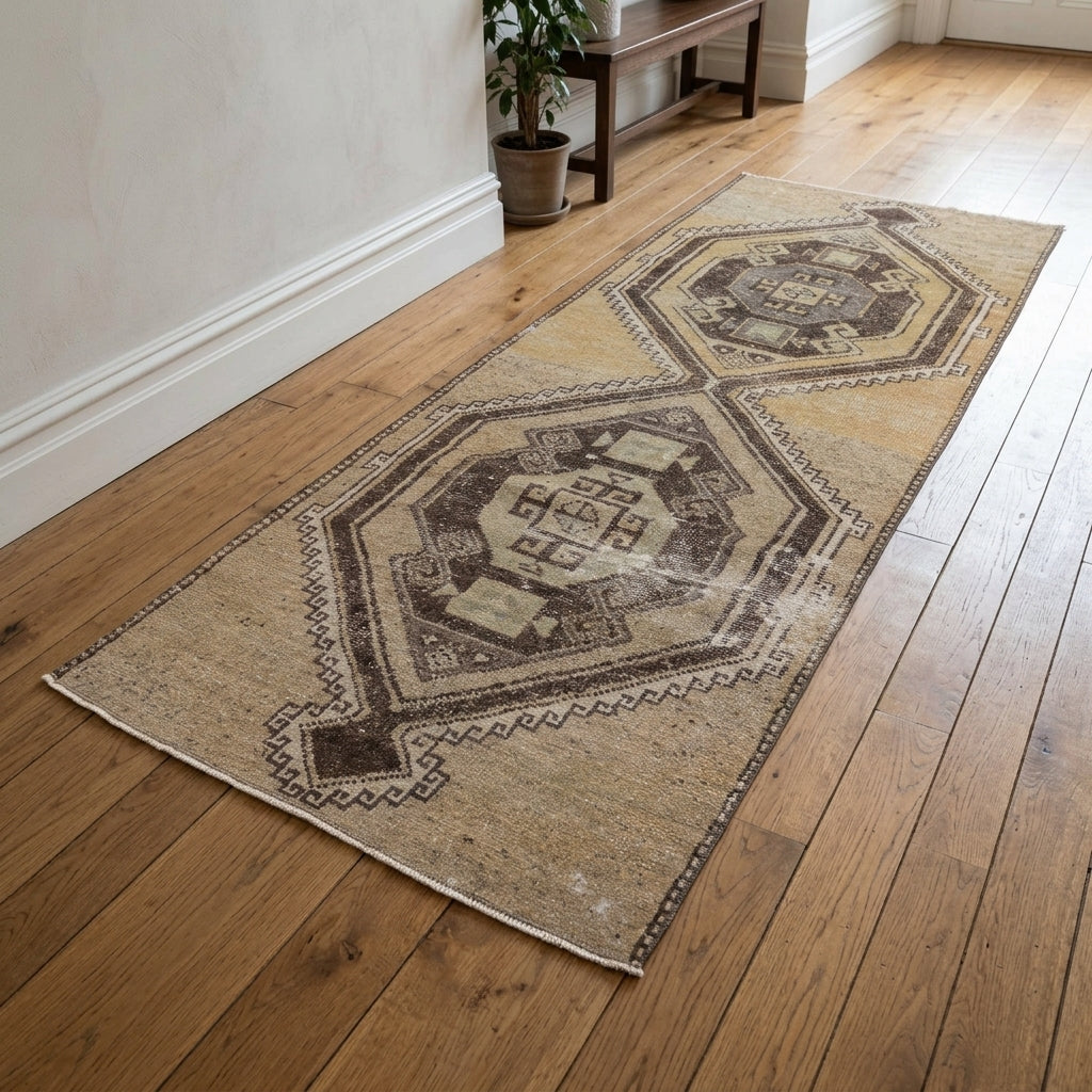 Geometric pattern on the Nakssever vintage runner rug – handmade in Anatolia, Turkey