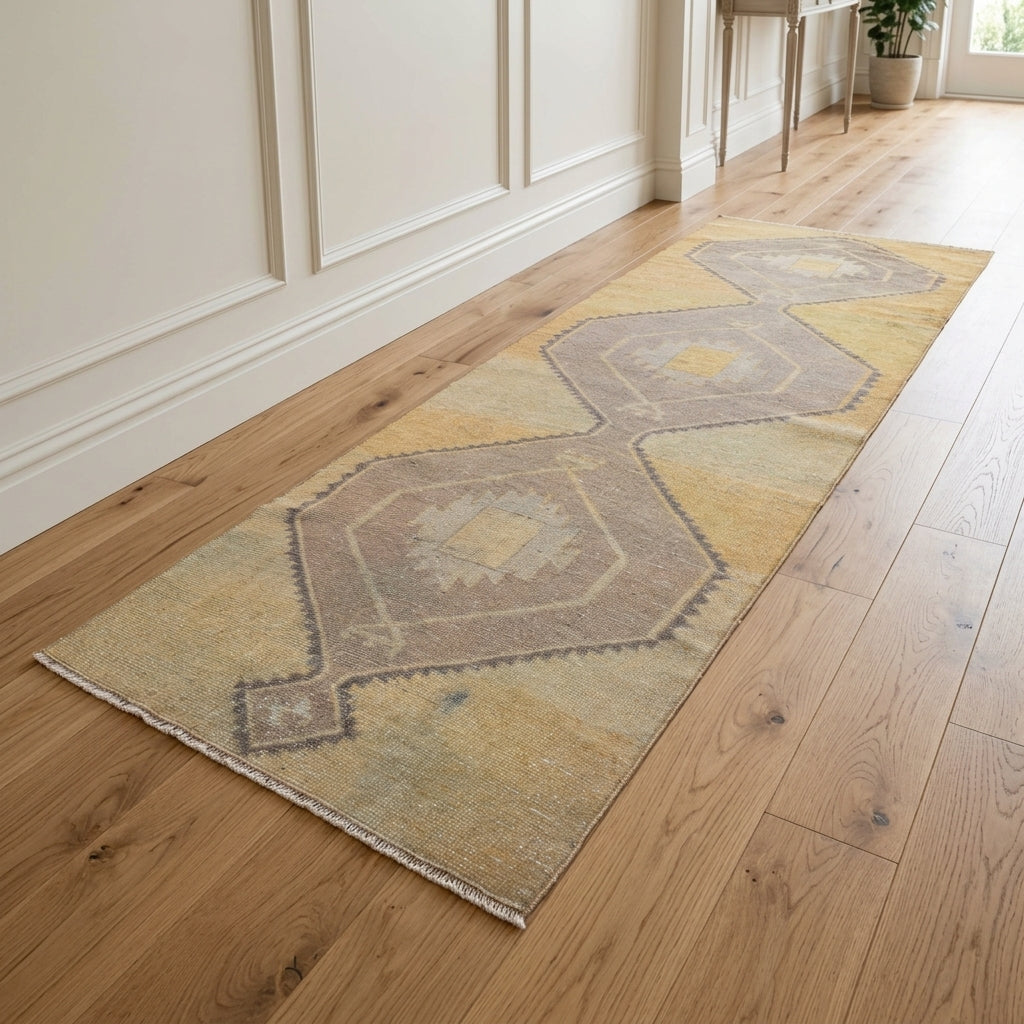 Geometric pattern on the Naksperver vintage runner rug – handmade in Anatolia, Turkey
