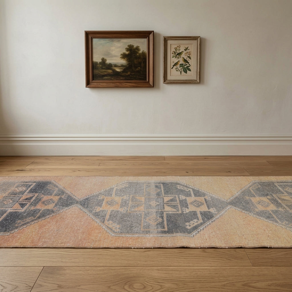 Geometric pattern on the Naiamelpe vintage runner rug – handmade in Anatolia, Turkey