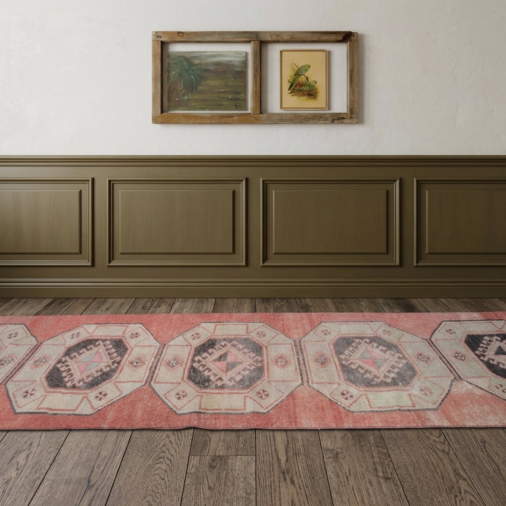 Geometric pattern on the Muazzeznur vintage runner rug – handmade in Anatolia, Turkey
