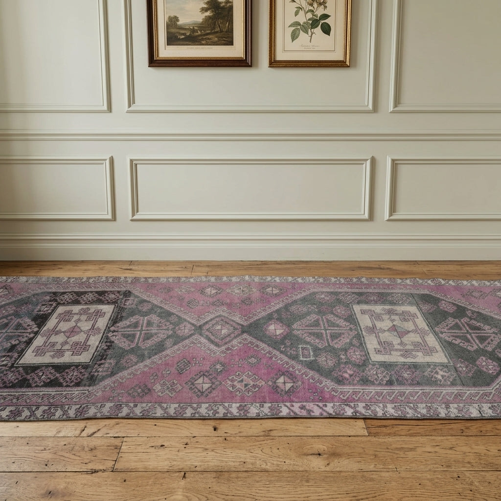 Ikat pattern on the Mimoza vintage runner rug – handmade in Anatolia, Turkey