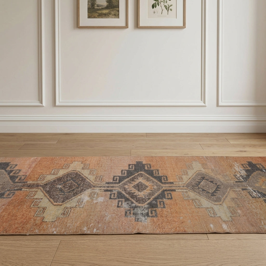 Geometric pattern on the Meltemisik vintage runner rug – handmade in Anatolia, Turkey