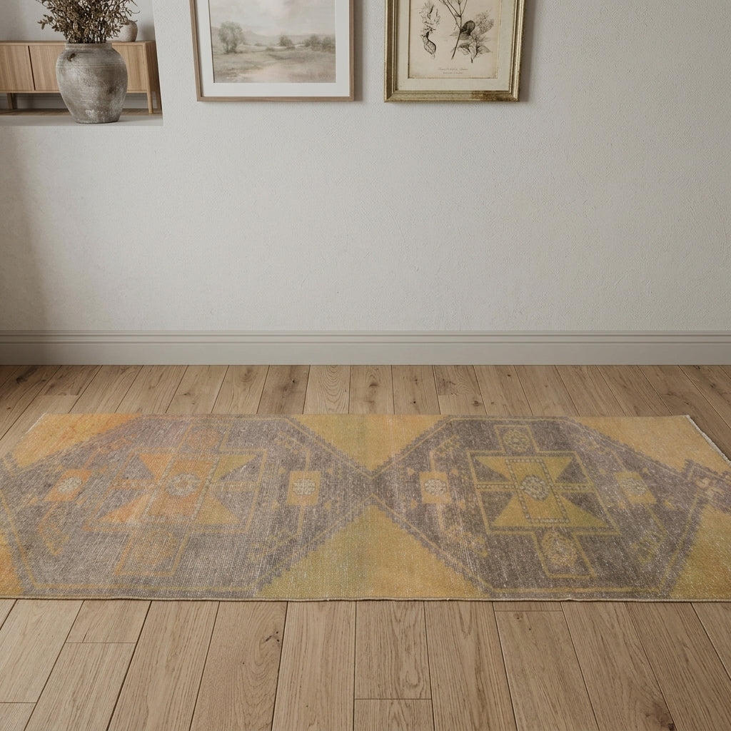 Geometric pattern on the Melobosis vintage runner rug – handmade in Anatolia, Turkey