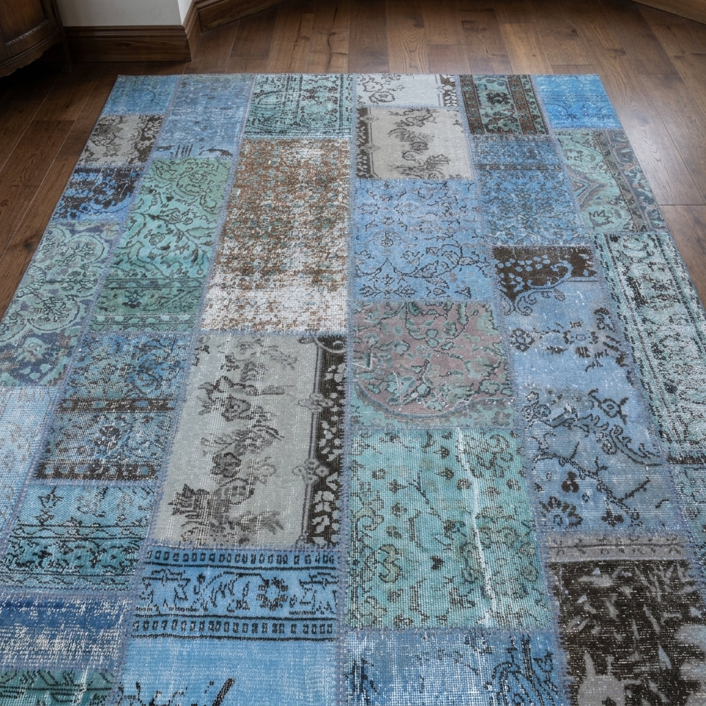 Tribal pattern on the Aretelampe vintage patchwork area rug – handmade in Anatolia, Turkey