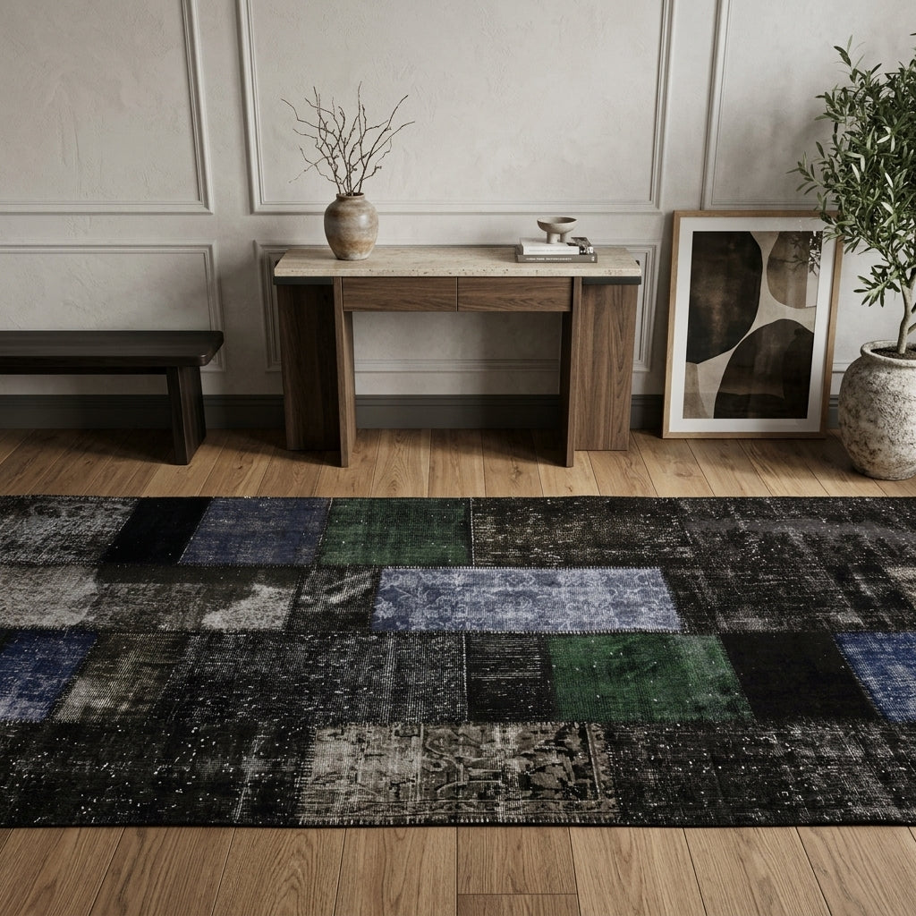 Ombre pattern on the Amaranthaura vintage patchwork area rug – handmade in Anatolia, Turkey