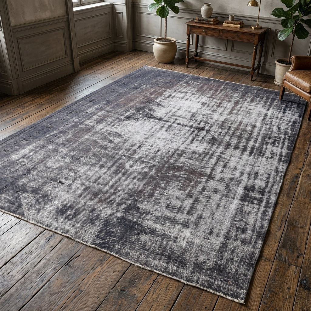 Solid pattern on the Aglaoboule distressed vintage area rug – handmade in Anatolia, Turkey
