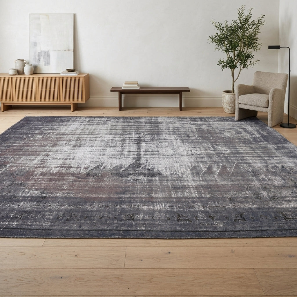 Solid pattern on the Aglaoboule distressed vintage area rug – handmade in Anatolia, Turkey