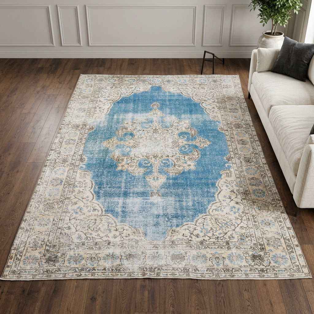 Oriental pattern on the Semiha vintage area rug – handmade in Anatolia, Turkey