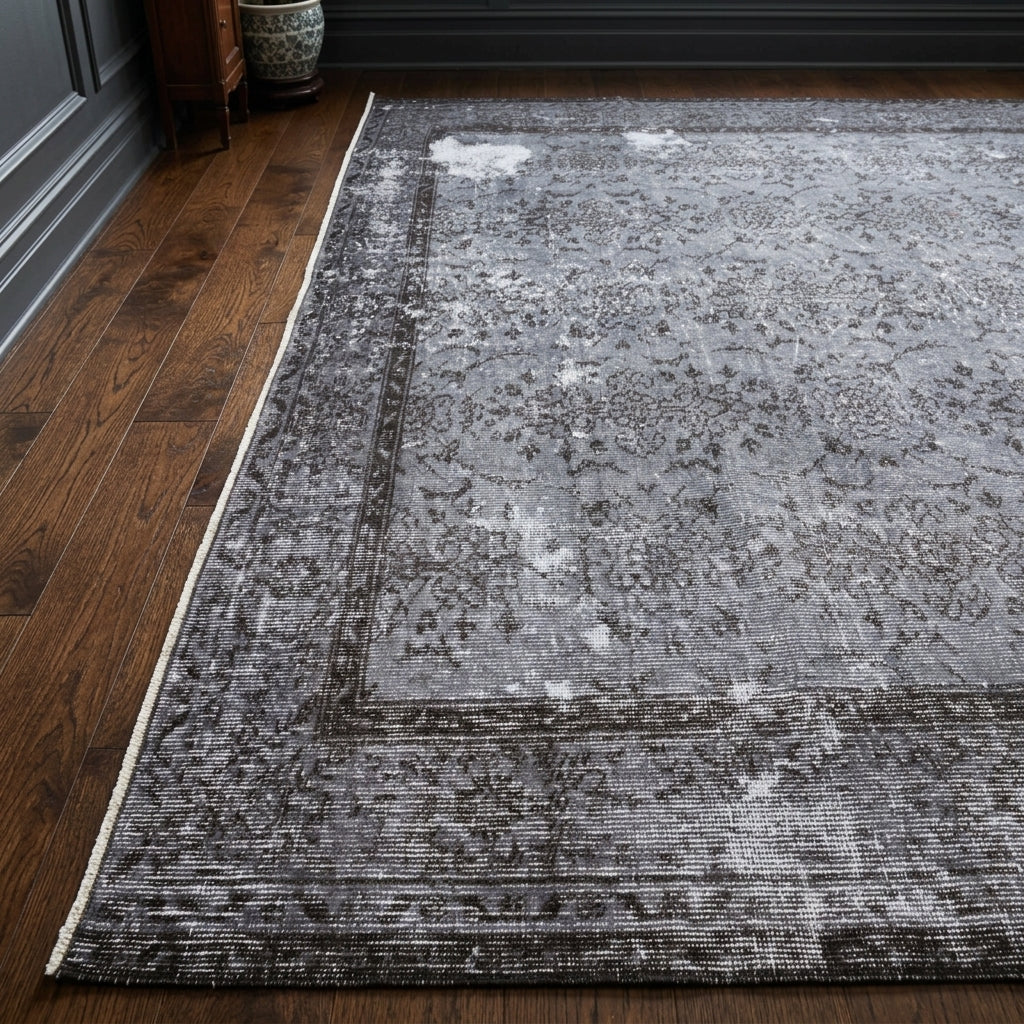 Solid pattern on the Banunur vintage area rug – handmade in Anatolia, Turkey