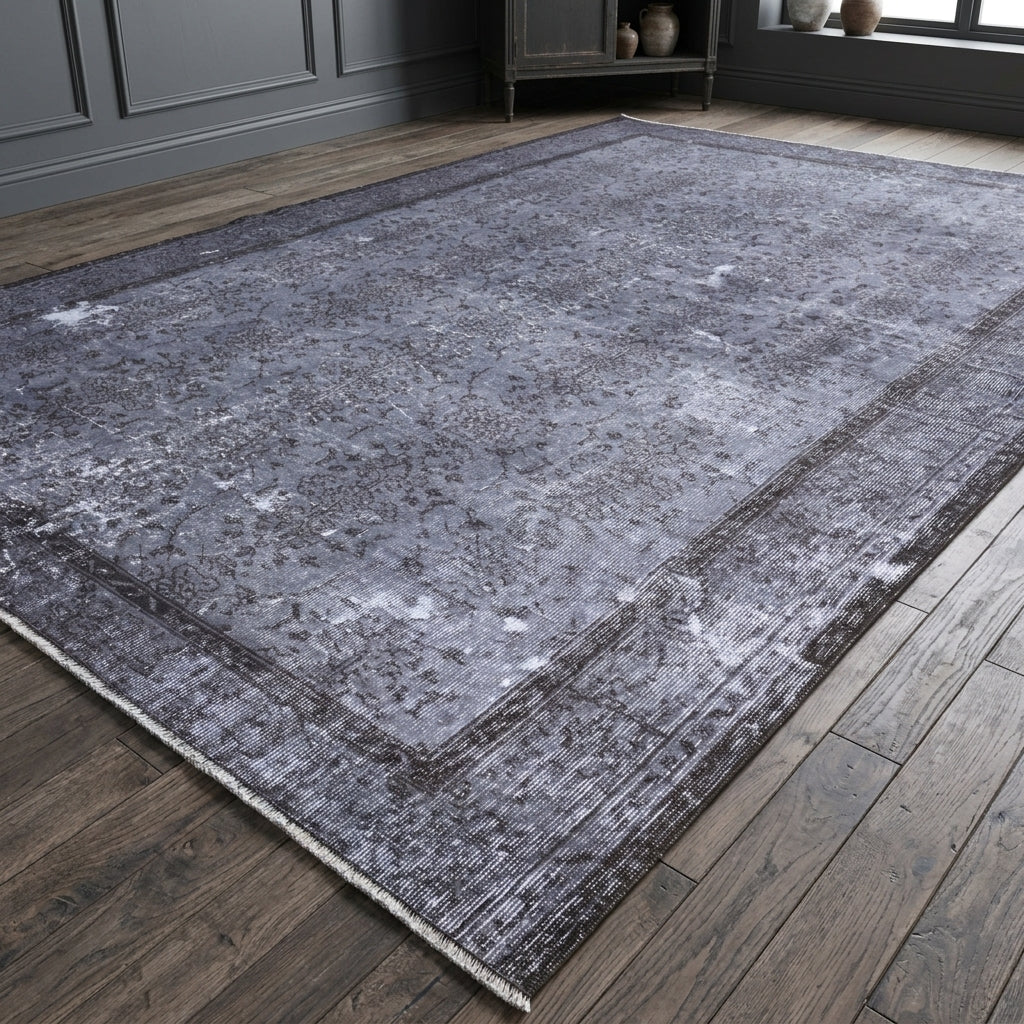 Solid pattern on the Banunur vintage area rug – handmade in Anatolia, Turkey