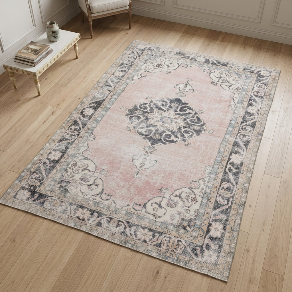 Medallion pattern on the Zeytinbahce vintage area rug – handmade in Anatolia, Turkey