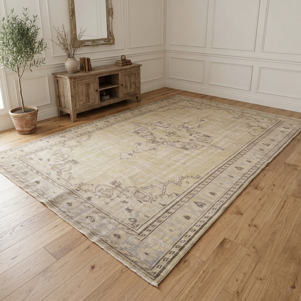 Oriental pattern on the Zuhreperver vintage area rug – handmade in Anatolia, Turkey