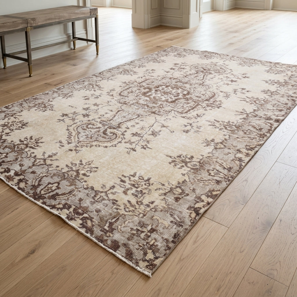 Oriental pattern on the Zenonoma vintage area rug – handmade in Anatolia, Turkey