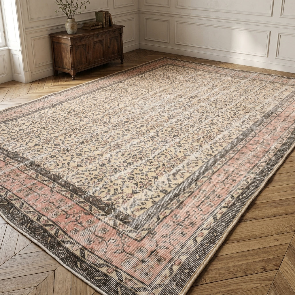 Floral pattern on the Yildizdeniz vintage area rug – handmade in Anatolia, Turkey
