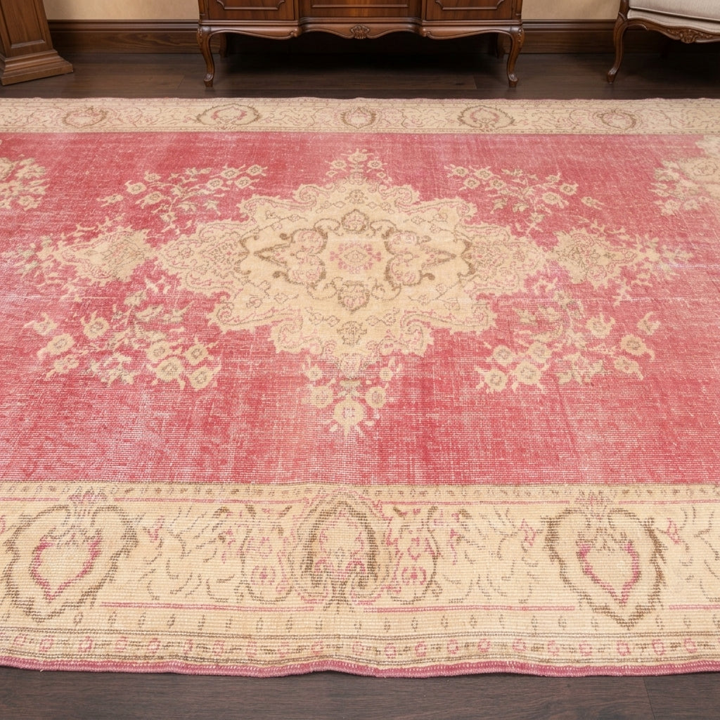 Bordered and oriental pattern on the Aristochoria vintage area rug – handmade in Anatolia, Turkey