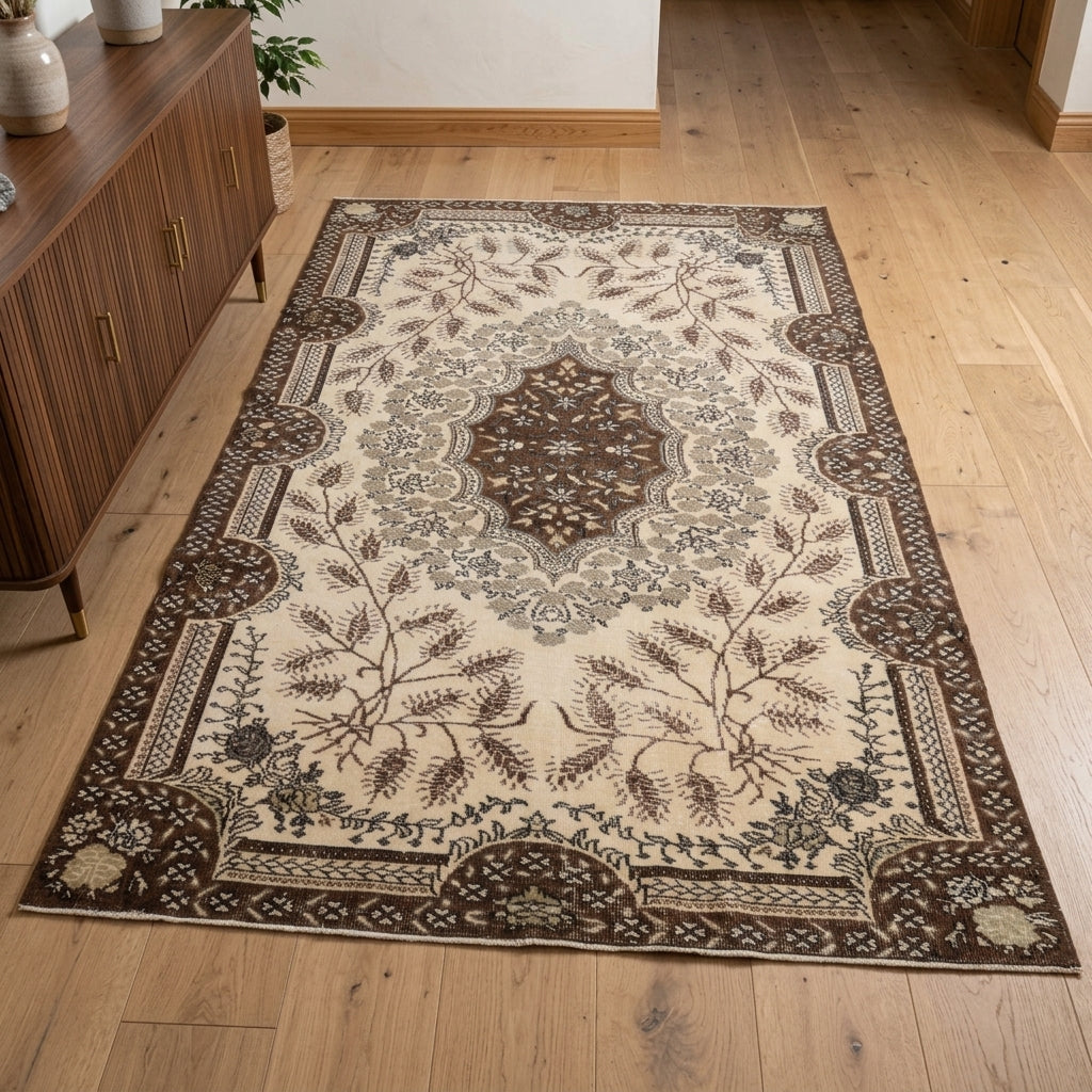 Oriental pattern on the Argyrocharis vintage area rug – handmade in Anatolia, Turkey