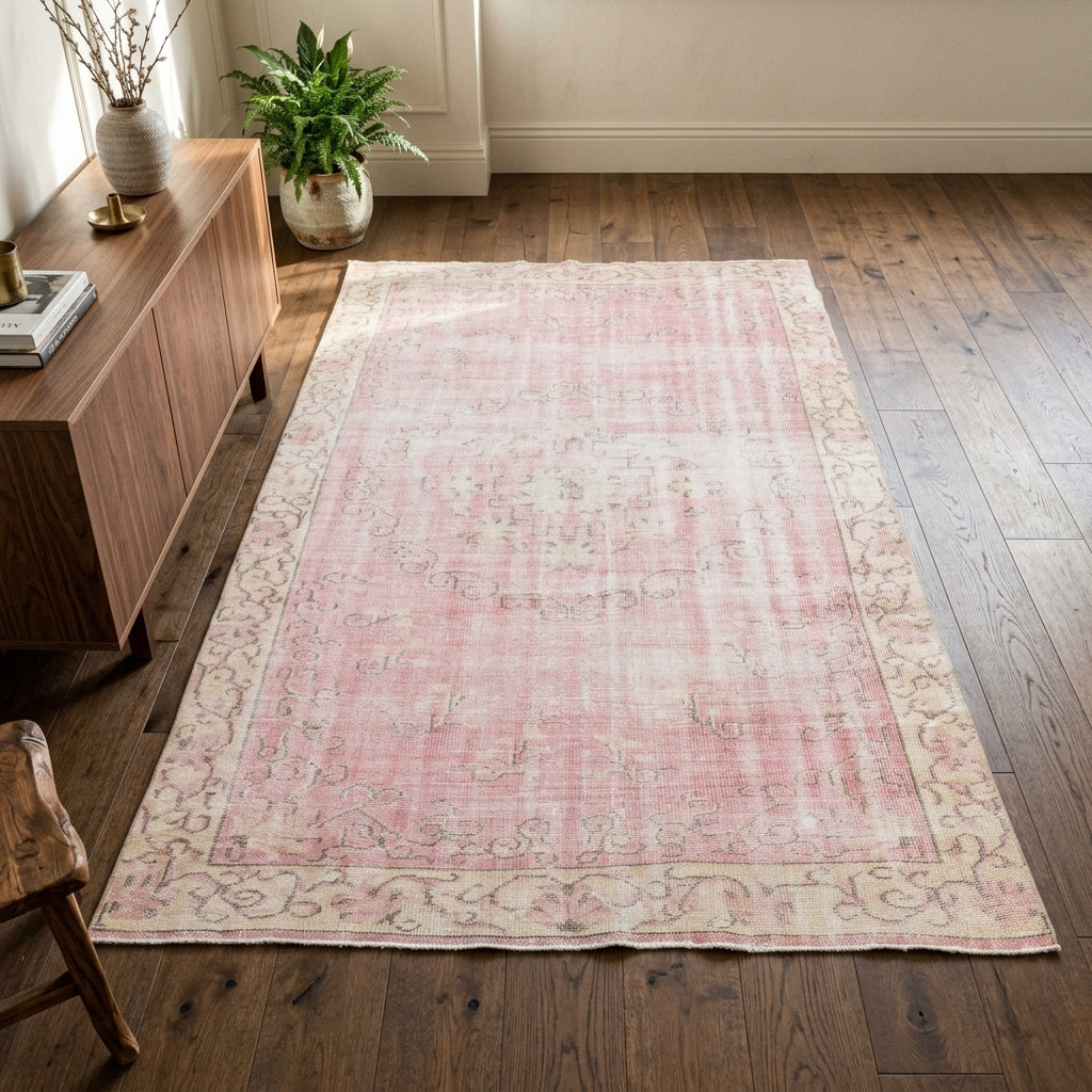 Oriental pattern on the Aretekleia vintage area rug – handmade in Anatolia, Turkey