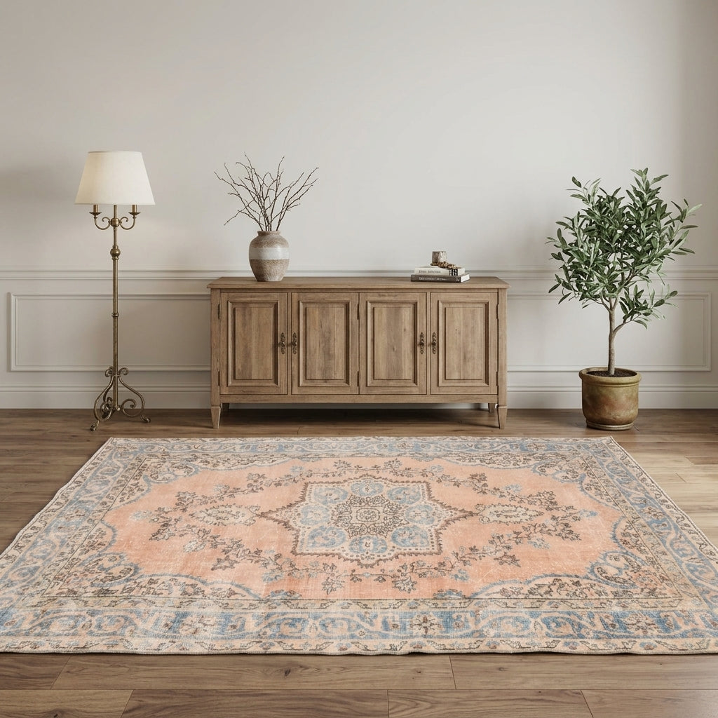 Oriental pattern on the Araxie vintage area rug – handmade in Anatolia, Turkey