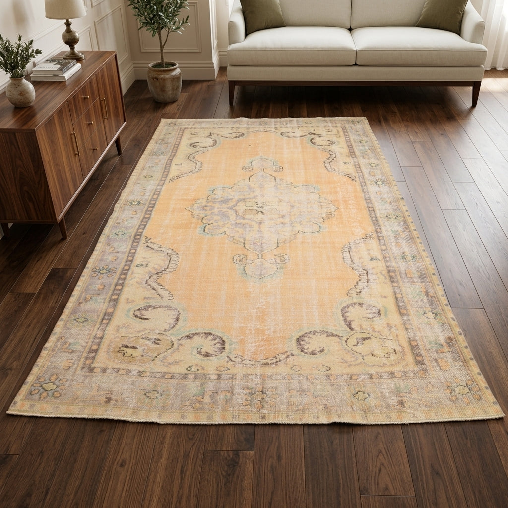 Oriental pattern on the Anemonesia vintage area rug – handmade in Anatolia, Turkey