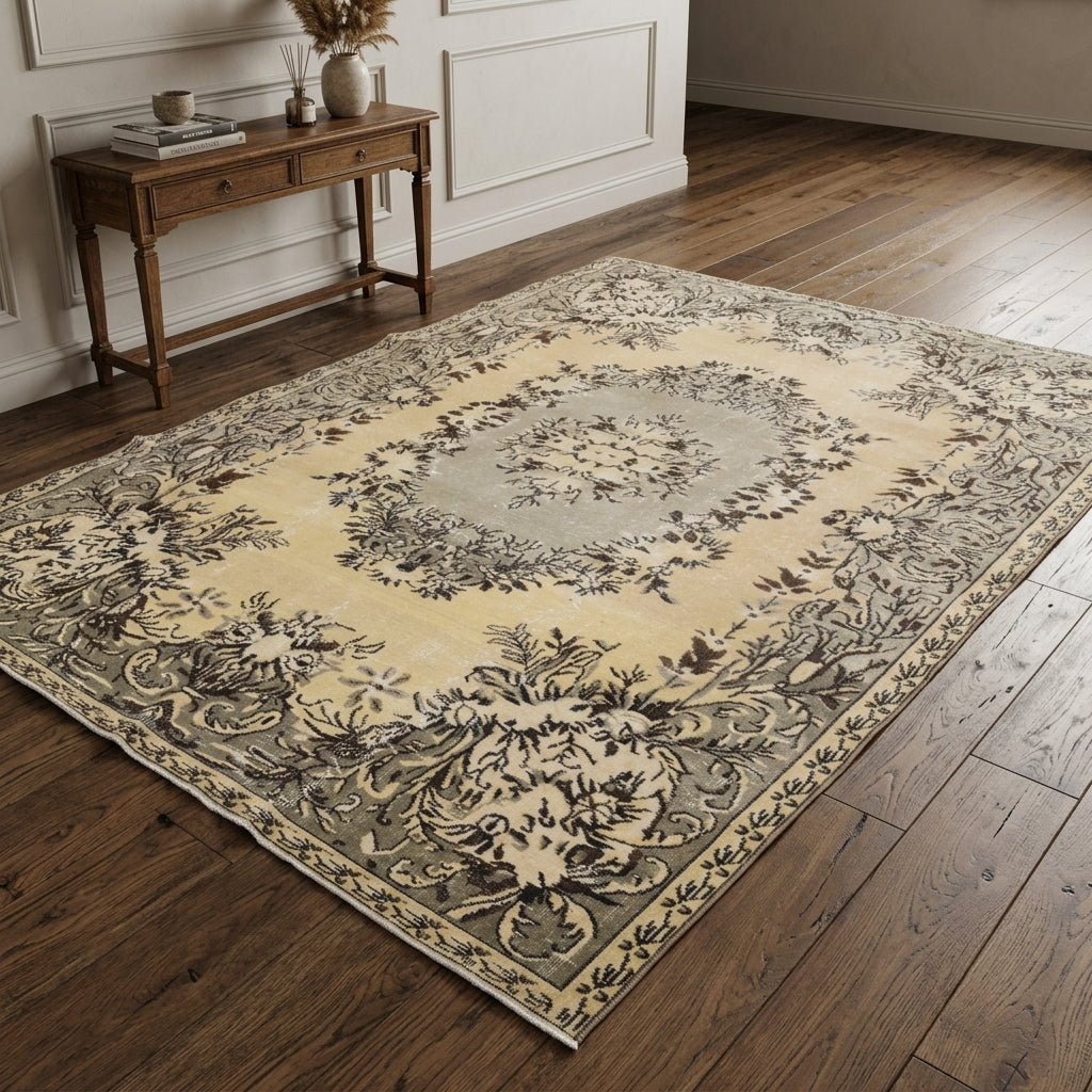 Oriental pattern on the Anaxibia vintage area rug – handmade in Anatolia, Turkey