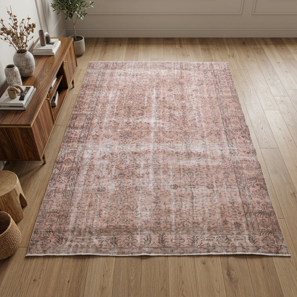 Floral pattern on the Ambrorhoe vintage area rug – handmade in Anatolia, Turkey