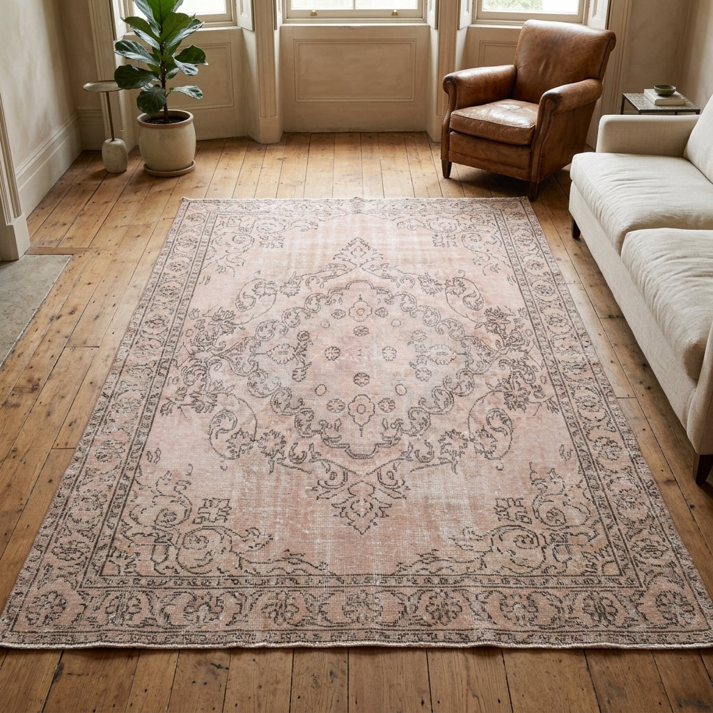 Oriental pattern on the Amaranthlyra vintage area rug – handmade in Anatolia, Turkey
