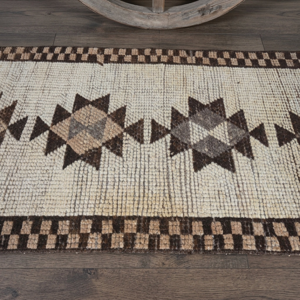 Oriental pattern on the Zuhalsu vintage runner rug – handmade in Anatolia, Turkey