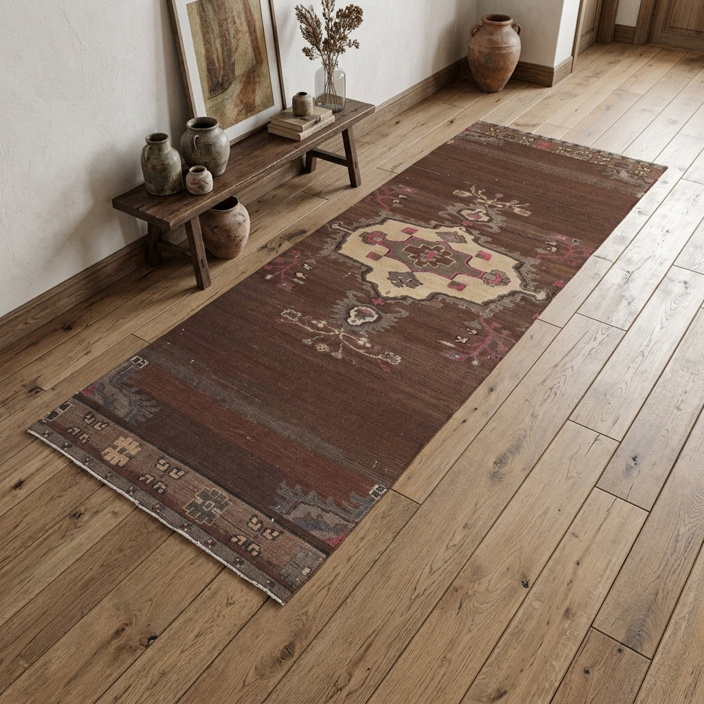 Oriental pattern on the Zerafetsu vintage runner rug – handmade in Anatolia, Turkey