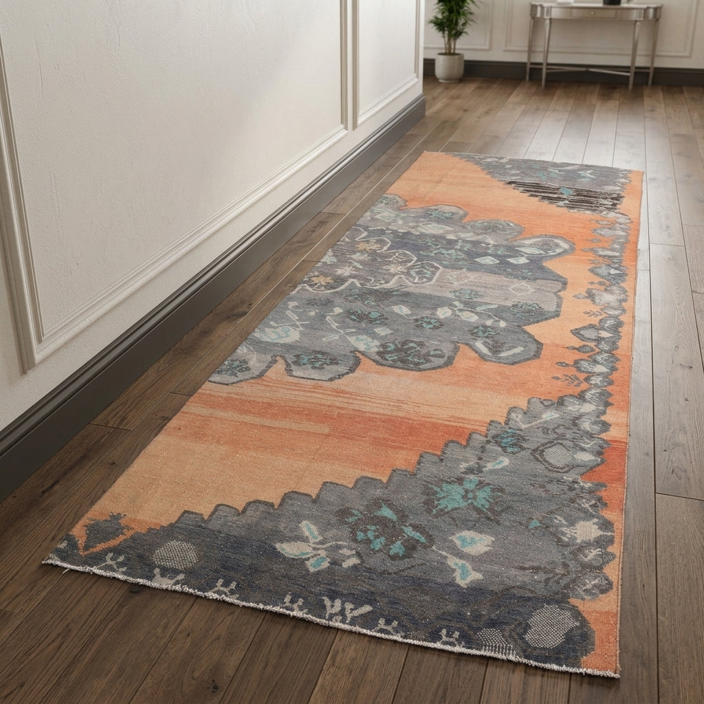Oriental pattern on the Zephyrosela vintage runner rug – handmade in Anatolia, Turkey