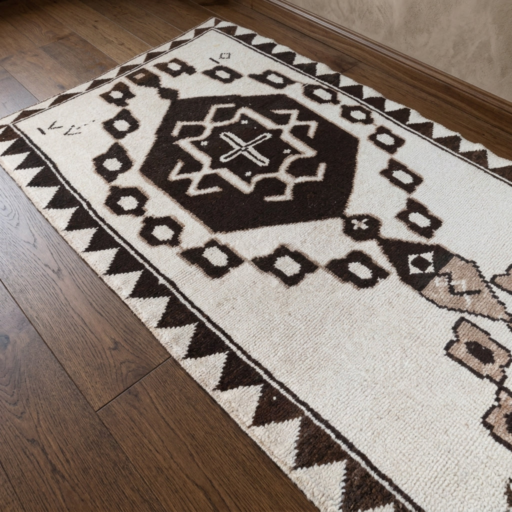 Oriental pattern on the Zephyropnoe vintage runner rug – handmade in Anatolia, Turkey
