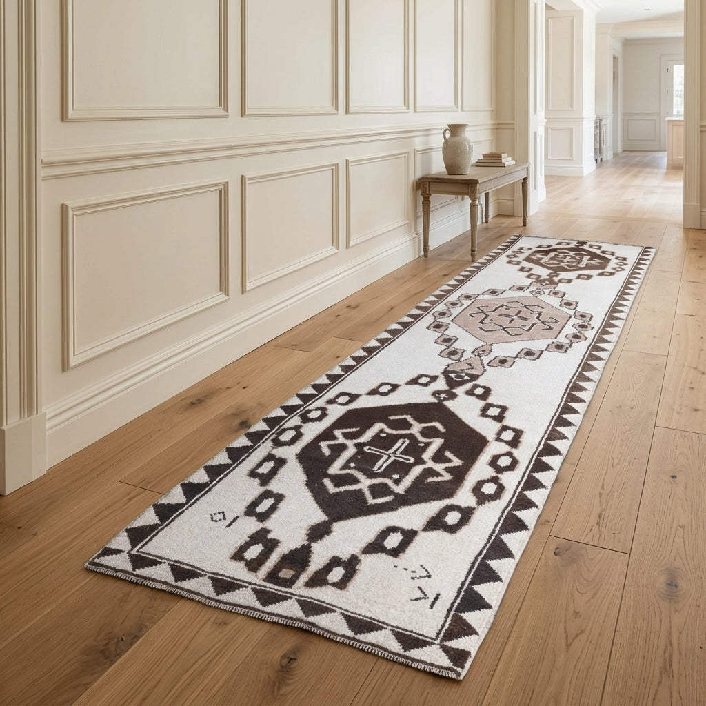 Oriental pattern on the Zephyropnoe vintage runner rug – handmade in Anatolia, Turkey