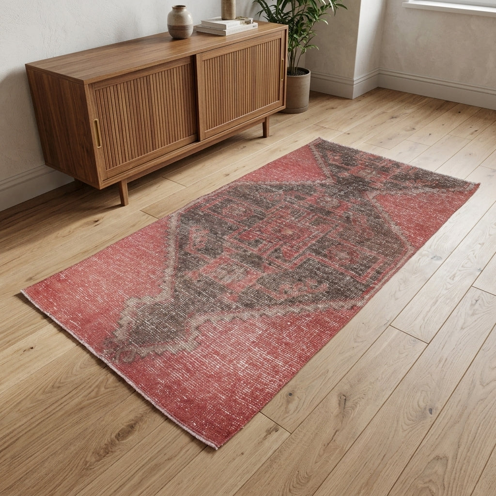 Oriental pattern on the Yesimtac vintage runner rug – handmade in Anatolia, Turkey