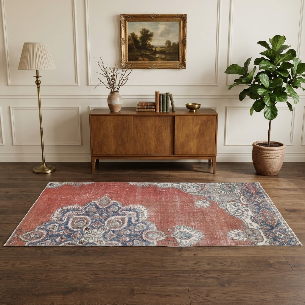 Oriental pattern on the Yapraksever vintage runner rug – handmade in Anatolia, Turkey