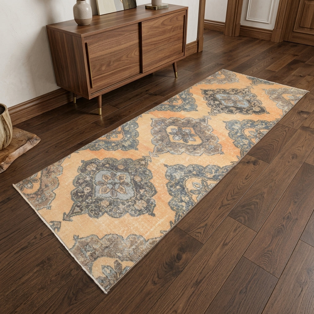 Oriental pattern on the Urgup vintage runner rug – handmade in Anatolia, Turkey