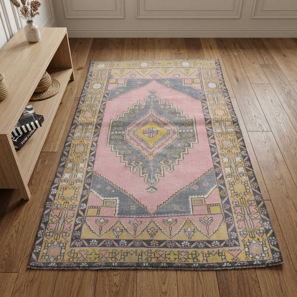 Oriental pattern on the Tubater vintage area rug – handmade in Anatolia, Turkey