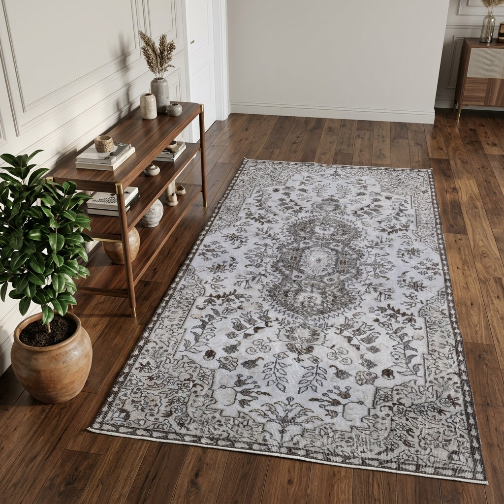Oriental pattern on the Tuana vintage area rug – handmade in Anatolia, Turkey