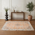 Oriental pattern on the Tinatin vintage area rug – handmade in Anatolia, Turkey