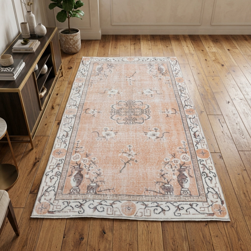 Oriental pattern on the Timotima vintage area rug – handmade in Anatolia, Turkey