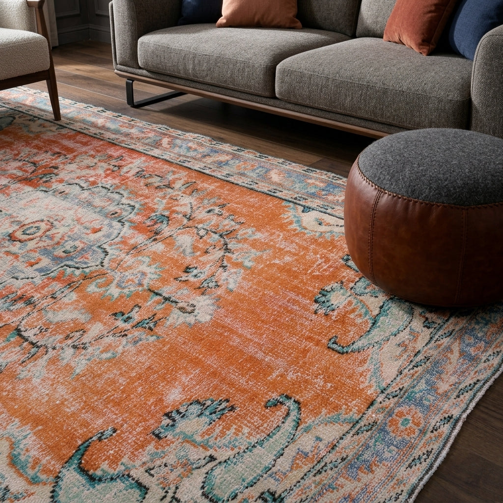 Oriental pattern on the Sosipetra vintage area rug – handmade in Anatolia, Turkey