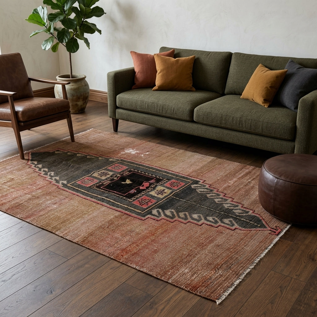 Oriental pattern on the Silabahar vintage area rug – handmade in Anatolia, Turkey