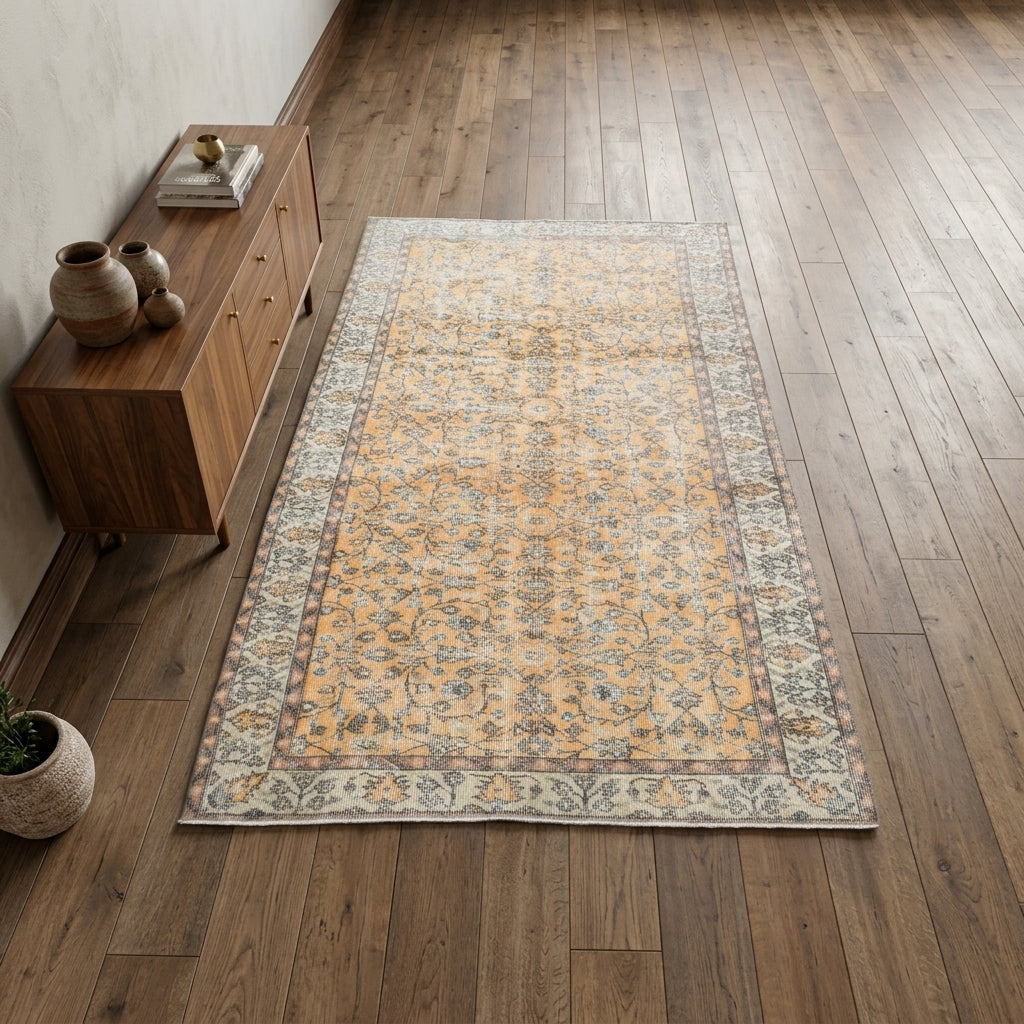 Bordered and floral pattern on the Safirpeyker vintage area rug – handmade in Anatolia, Turkey