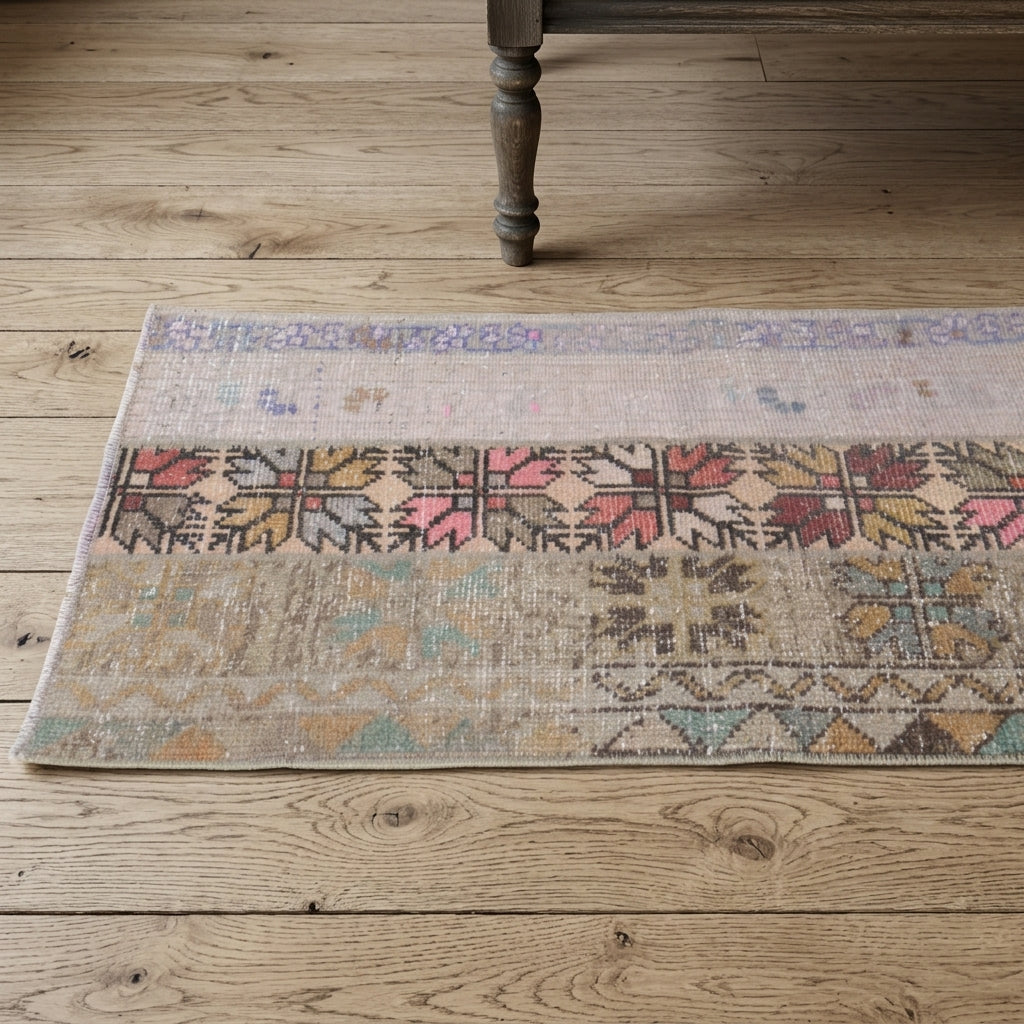 Oriental pattern on the Sabahisik vintage patchwork runner rug – handmade in Anatolia, Turkey