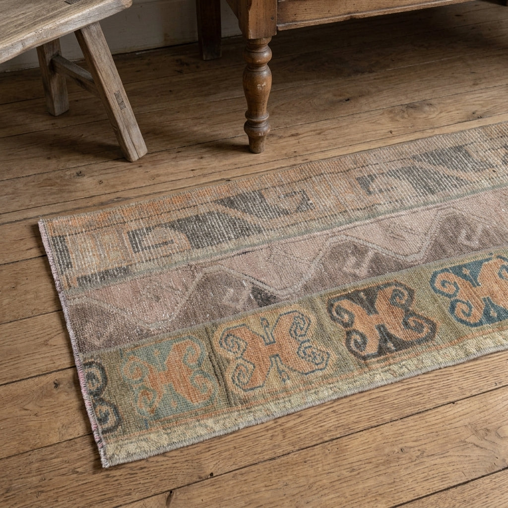 Oriental pattern on the Ruyapezir vintage patchwork runner rug – handmade in Anatolia, Turkey